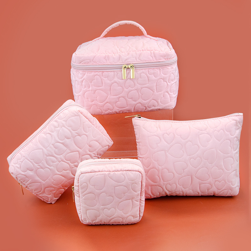 Cosmetic Bags - 超音波加工を施したハート型のキルティング化粧ポーチ。柔らかく、かわいらしい。
