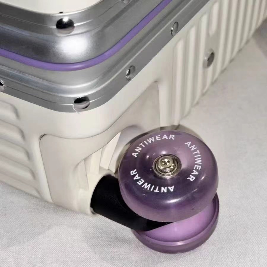 カラフルな静音キャスター付き、TSAロック対応のアルミフレー - Aluminum Frame Carry On Luggage のレビューと価格